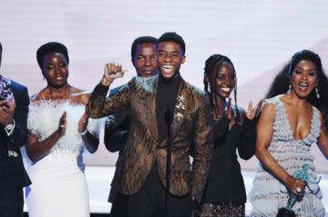 El elenco aceptó varios premios que nominaron a Pantera Negra como la película del año.