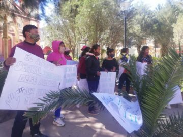 Protesta de los vecinos cuando se realizaba la audiencia