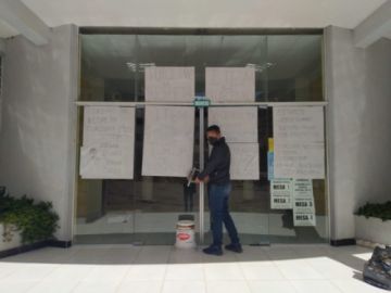 Las protestas se exhiben en carteles.