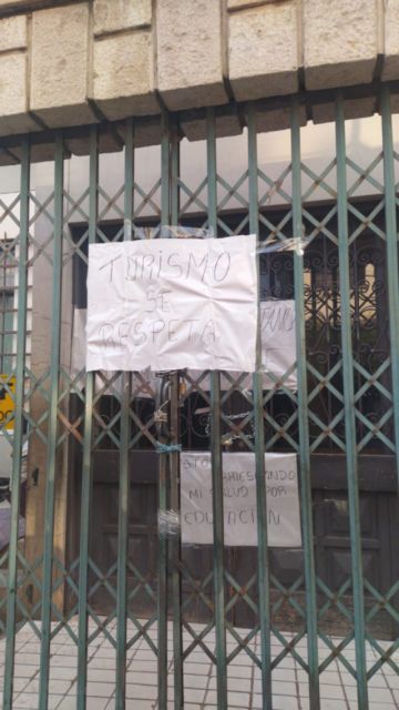 Las protestas se exhiben en carteles.