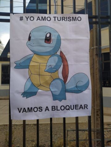 Las protestas se exhiben en carteles.