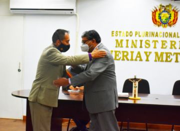 Rafael Enrique Soria Pinaya, es licenciado en Administración de Empresas de la Universidad Técnica de Oruro-UTO