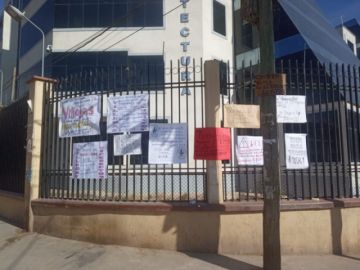 Las protestas se exhiben en carteles.