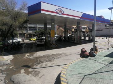 Las filas para gas licuado y combustible son larguísimas.