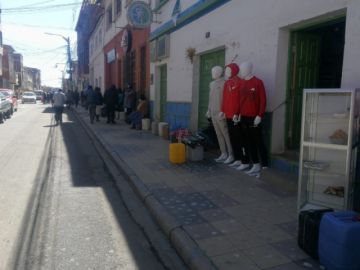 Las filas para gas licuado y combustible son larguísimas.