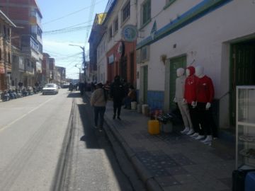 Las filas para gas licuado y combustible son larguísimas.