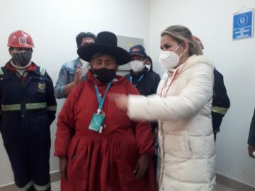 La presidenta estuvo en el Archivo de la Comibol.