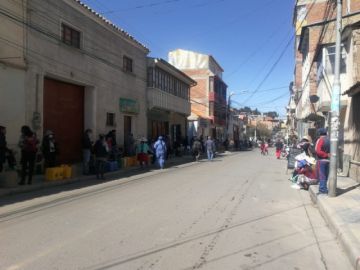 Las filas para gas licuado y combustible son larguísimas.