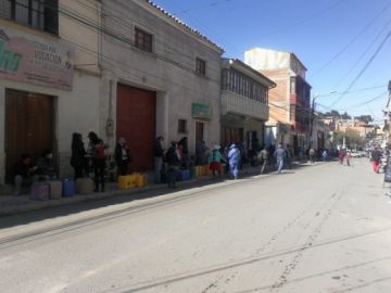 Las filas para gas licuado y combustible son larguísimas.