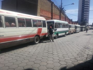 Las filas para gas licuado y combustible son larguísimas.