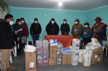 También entregó kits de medicamentos, material de bioseguridad e insumos de desinfección.