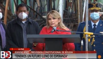 Añez lanza compra de buses PumaKatari con críticas al MAS y oferta de bonos