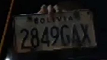La placa exhibida por el chofer.