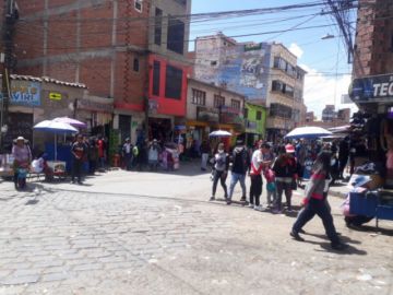 No se respeta el distanciamiento entre personas.