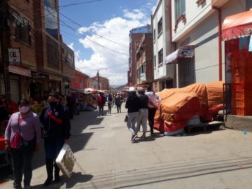 No se respeta el distanciamiento entre personas.