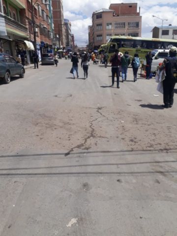 No se respeta el distanciamiento entre personas.