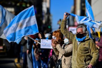 Argentina aísla 18 distritos para bajar ola de contagios de covid-19