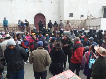 Concentración de vecinos en Yocalla