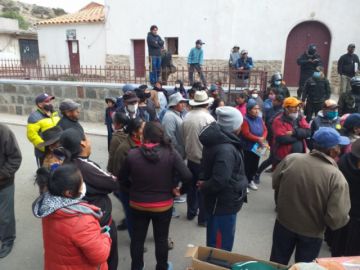 Concentración de vecinos en Yocalla