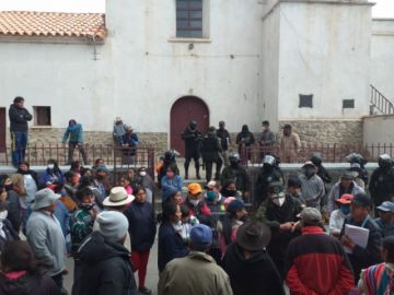 Concentración de vecinos en Yocalla
