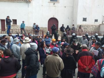 Concentración de vecinos en Yocalla