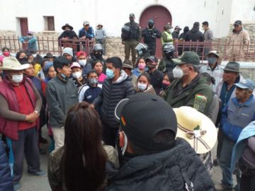 Concentración de vecinos en Yocalla