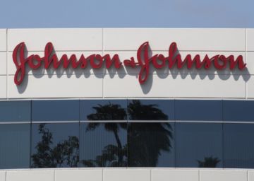 Johnson & Johnson detiene ensayos de vacuna por un participante enfermo