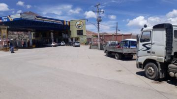 Hay filas esperando poder comprar combustible.