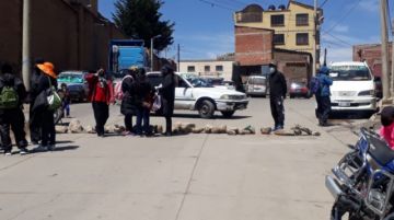 Así de bloqueadas están las calles de acceso al cementerio general.