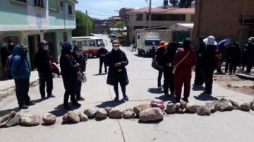 Así de bloqueadas están las calles de acceso al cementerio general.
