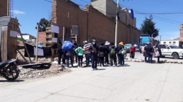 Así de bloqueadas están las calles de acceso al cementerio general.