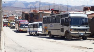 Hay filas esperando poder comprar combustible.
