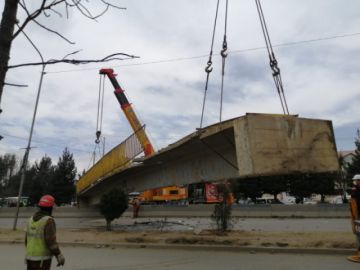 La estructura cayó sobre una volqueta y un minibús, hecho que provocó la muerte del chófer del motorizado de alto tonelaje.