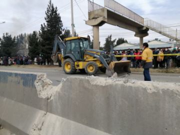 La estructura cayó sobre una volqueta y un minibús, hecho que provocó la muerte del chófer del motorizado de alto tonelaje.