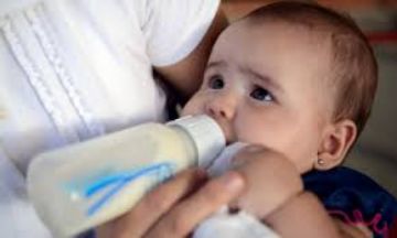 El biberón supone una fuente importante de ingesta de microplásticos, según estudio