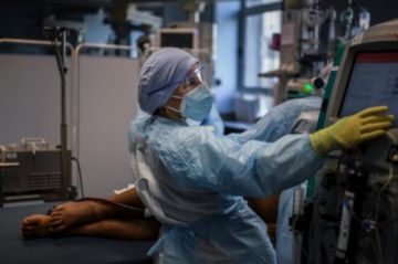 Un profesional de salud se encarga de un paciente con covid-19 en una unidad de cuidados intensivos del hospital Sao Joao de Oporto, Portugal, el 22 de octubre de 2020