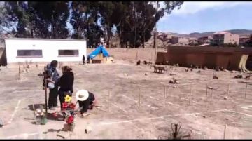 Familiares ponen cruces por los fallecidos por coronavirus