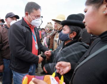 Luis Arce saluda este domingo a los familiares de los fallecidos en Senkata. 