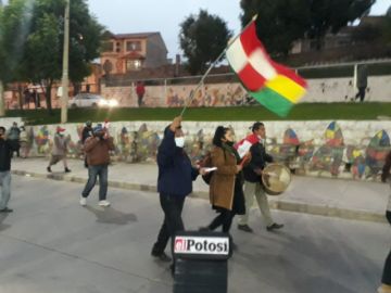 Así comienzan a llegar hasta el Puente de la Dignidad