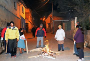 En la denominada Noche de las velas, los potosinos amanecieron en torno a sus fogatas.