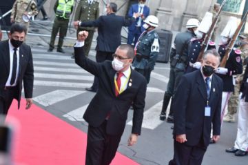 Delegaciones y organizaciones llegan para el acto de posesión de Arce.