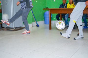 El centro de Acogida Nuevos Horizontes recibe la visita de los jugadores de Real Potosí. FOTO SEDEGES