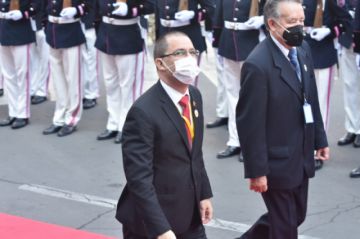 Delegaciones y organizaciones llegan para el acto de posesión de Arce.
