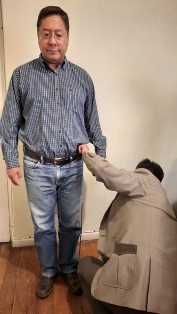 El potosino entrego hoy el traje a las 6:00 en la casa de campaña del MAS
