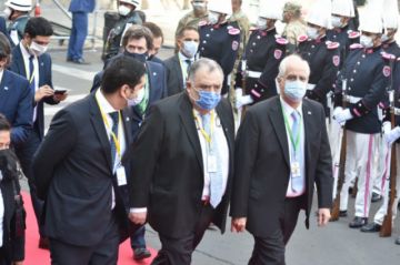 Delegaciones y organizaciones llegan para el acto de posesión de Arce.