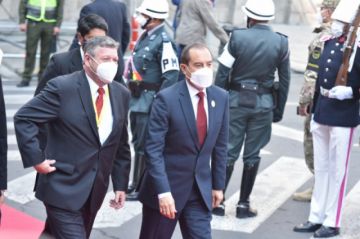 Delegaciones y organizaciones llegan para el acto de posesión de Arce.