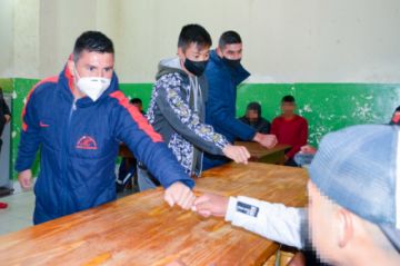 El centro de Acogida Nuevos Horizontes recibe la visita de los jugadores de Real Potosí. FOTO SEDEGES