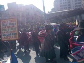 Delegaciones y organizaciones llegan para el acto de posesión de Arce.