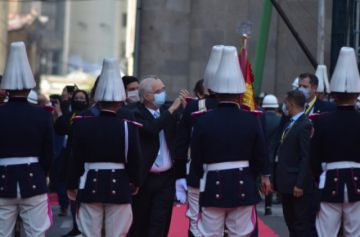 Delegaciones y organizaciones llegan para el acto de posesión de Arce.