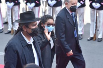 Delegaciones y organizaciones llegan para el acto de posesión de Arce.